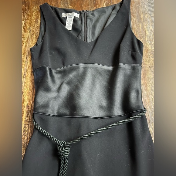 Elegant Black Sleeveless Dress - Picture 2 of 8